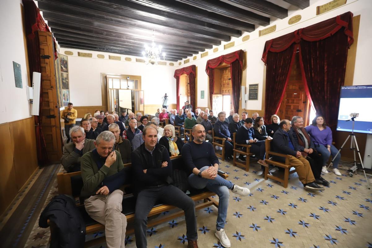 El salón de plenos se ha llenado de agricultores y regantes.