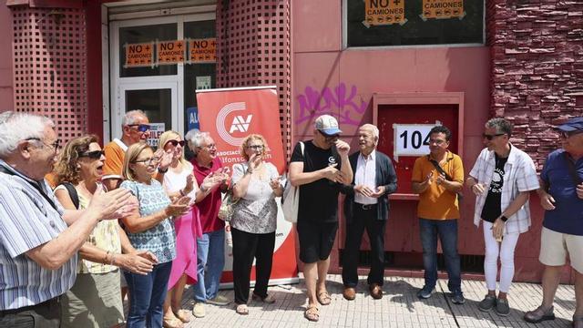 Por la derecha, Miguel Carrera, Alejandro Álvarez y su abuelo Faustino Suárez, Carlos Arias y, aplaudiendo, vecinos que asistieron al acto simbólico de ayer en Cuatro Caminos.  | MARIO CANTELI
