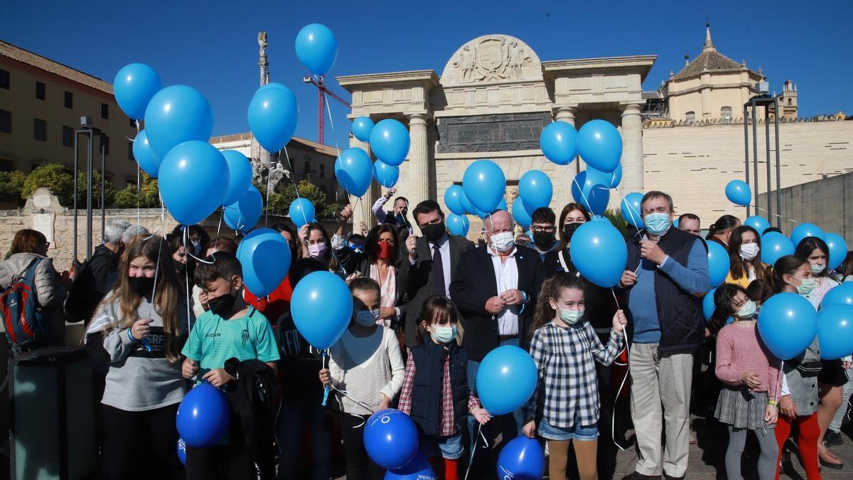 José María Bellido, Jesús Aguirre y Claudia Medina, durante el lanzamiento de globos para visibilizar la diabetes.