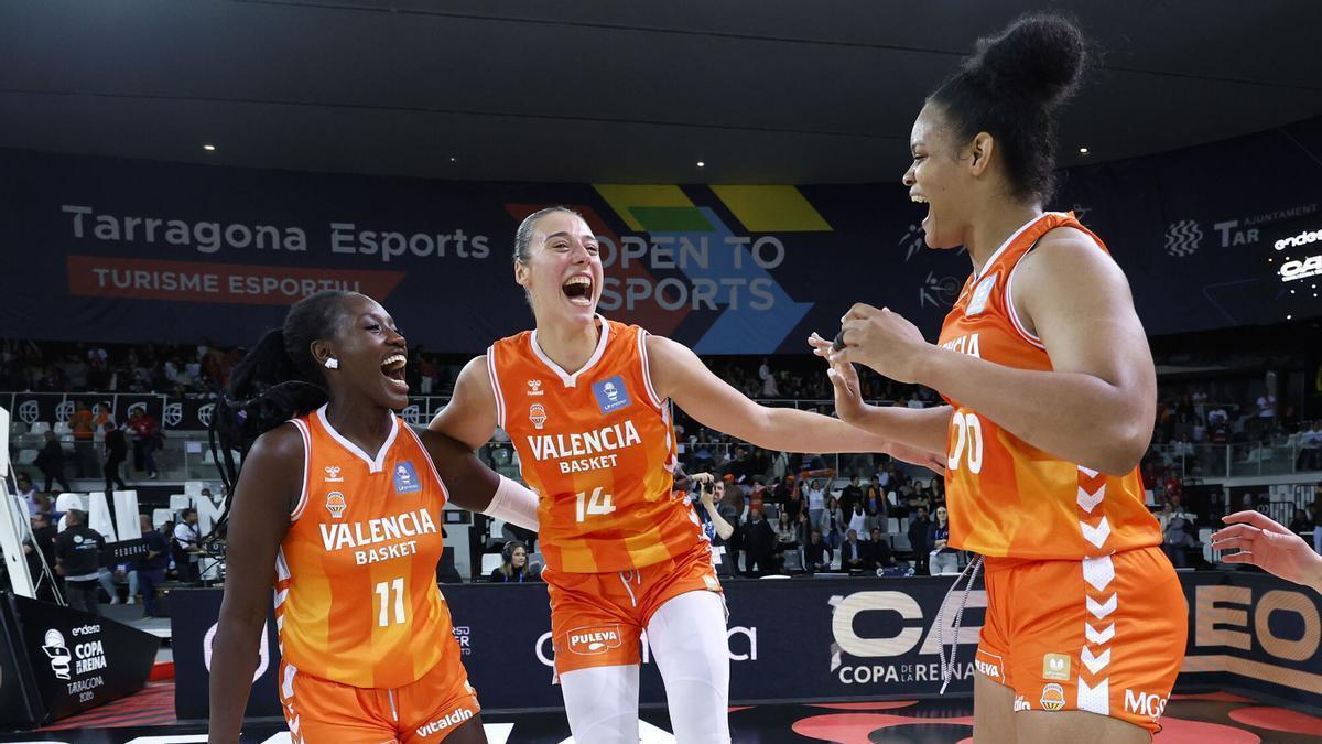 TARRAGONA, 29/03/2026.- Las jugadoras del Valencia Basket Awa Familión (i), Raquel Carrera (c) y la MVP del partido Khaalia Hillsman. celebran su victoria en la Copa de la Reina de baloncesto femenino tras vencer la final ante el Hozono Global Jairis, disputada este domingo en el Palau d’Esports de Tarragona. EFE/Miguel Ángel Polo