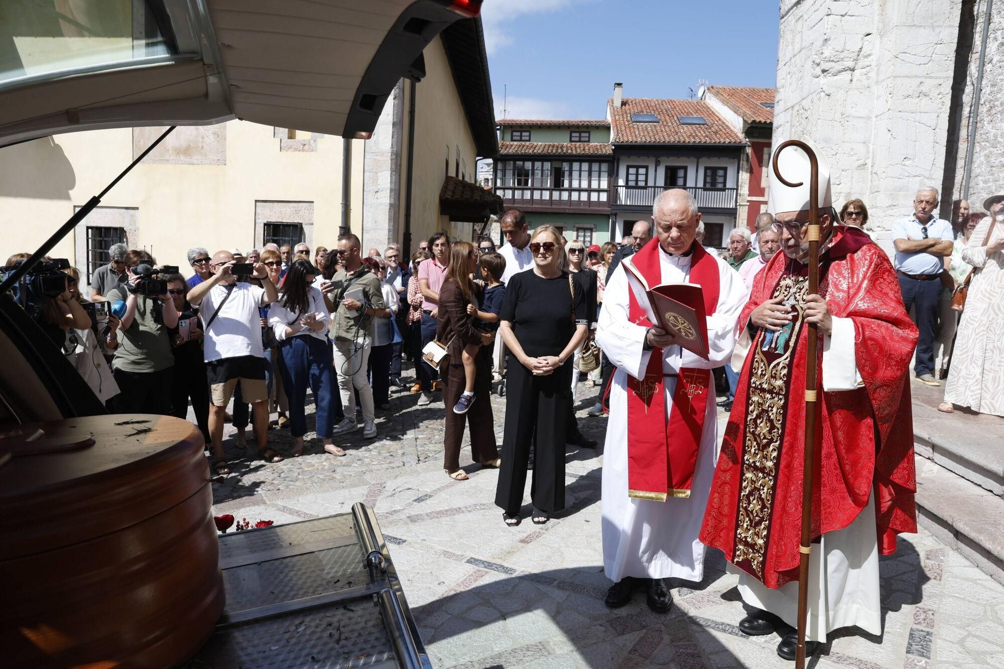 Las imágenes del funeral de Antonio Trevín en la basílica de Llanes.