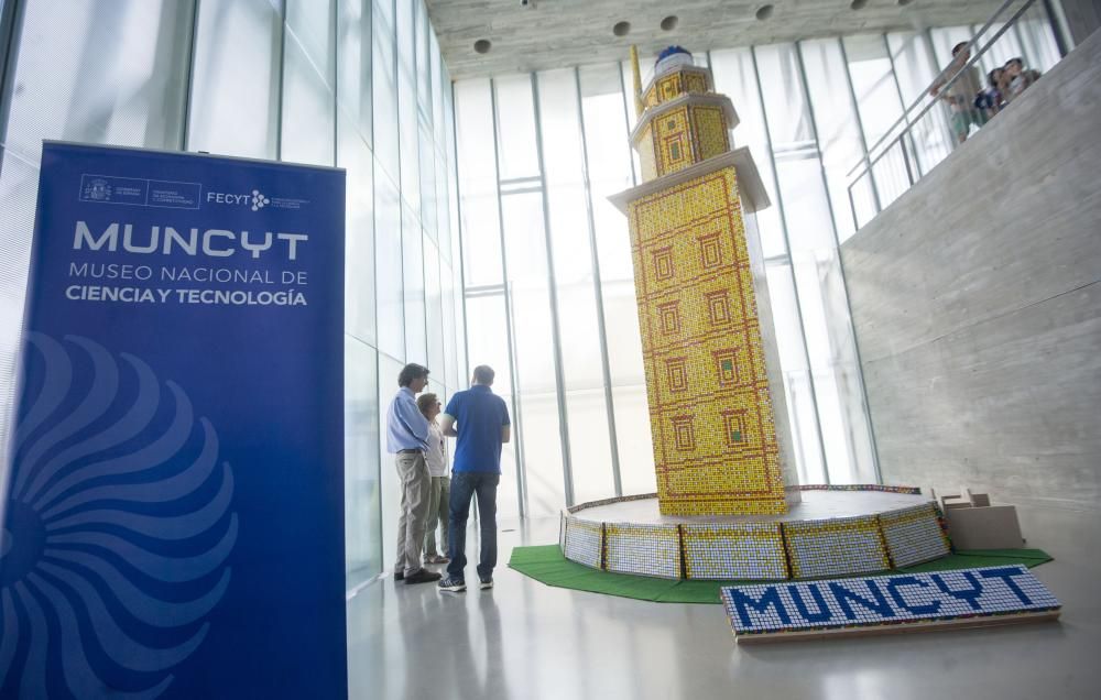 Una Torre de  Hércules con 7.000 cubos de Rubik