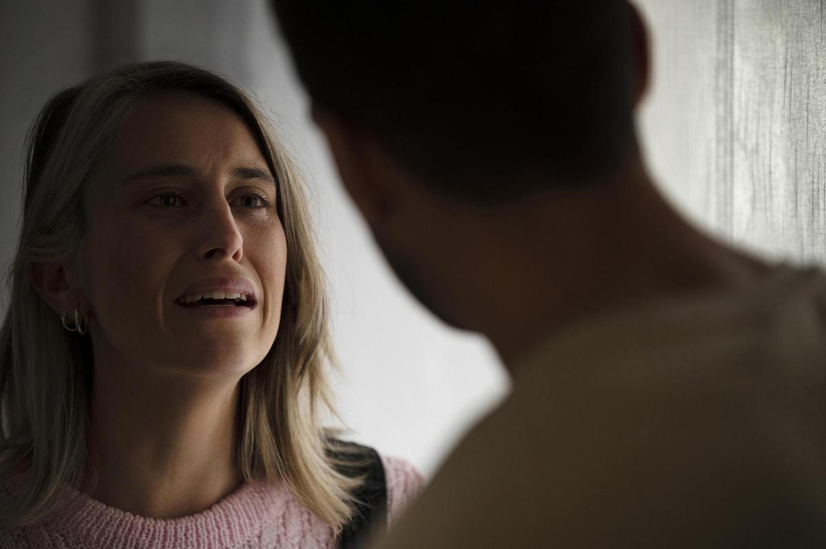 Las víctimas pierden la confianza en sí mismas y en su capacidad para interpretar la realidad, lo que las hace depender emocionalmente del agresor.