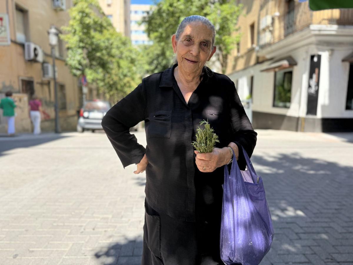 María, la mujer del romero, sigue recorriendo las calles con la misma cercanía de siempre, repartiendo ramitas, buenos deseos y el cariño que tantos cacereños le devuelven desde hace décadas.