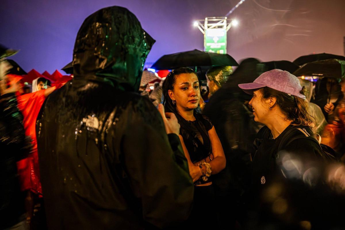 La lluvia suspende temporalmente algunos conciertos el primer día del Primavera Sound. La lluvia suspende temporalmente algunos conciertos el primer día del Primavera Sound.