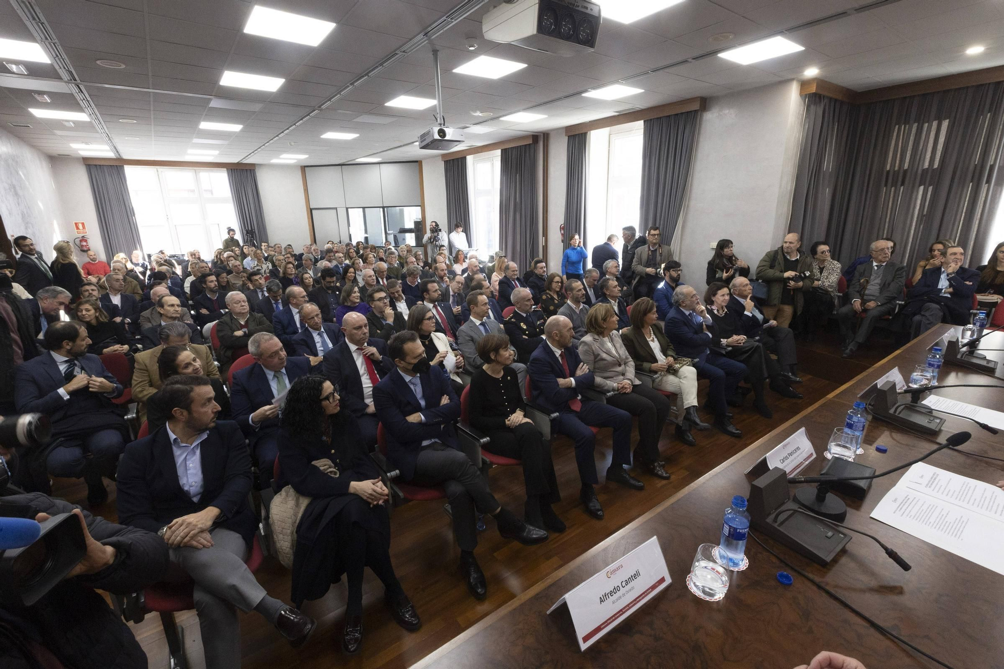 En imágenes: Obdulia Fernández recoge la Medalla de Oro de la Cámara de Oviedo