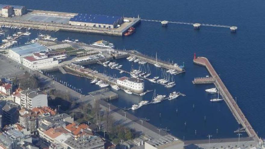 El puerto de As Avenidas, con el muelle de trasatlánticos y la nave &quot;Casa Pepe&quot; al fondo.  // R. Grobas