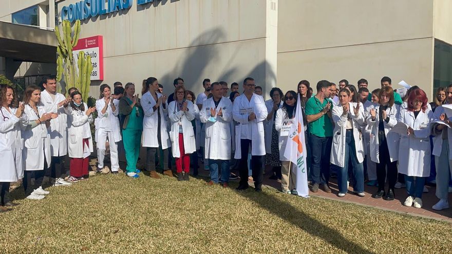 Protesta de los médicos del Hospital Universitario de Torrevieja contra el contenido del anteproyecto de estatuto marco del personal estatutario