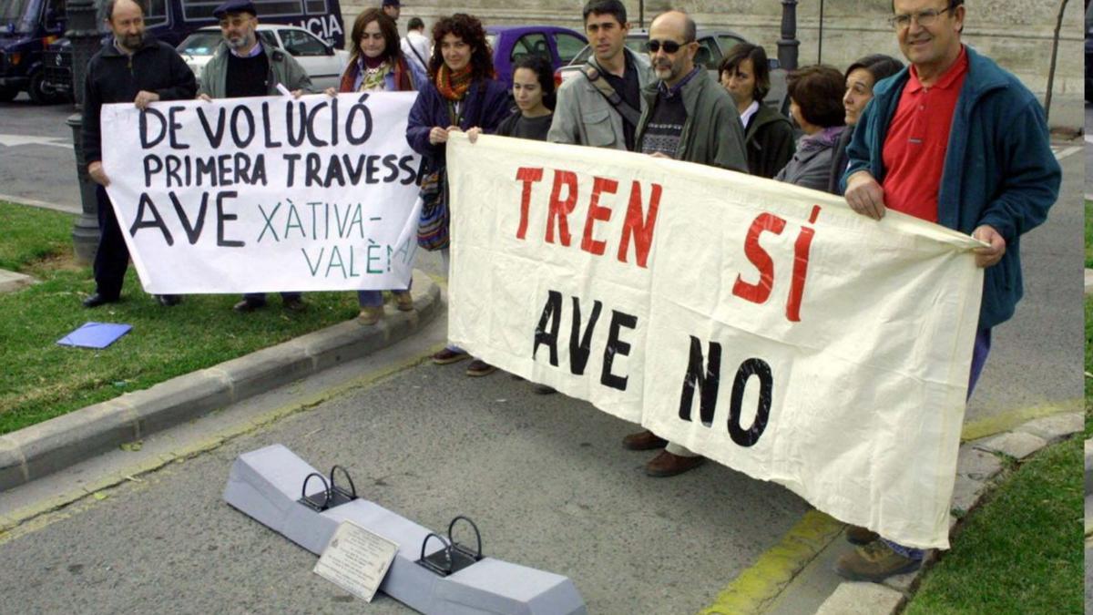 La plataforma &quot;Tren sí, AVE no&quot; devolvió la primera traviesa en la Delegación del Gobierno en diciembre de 2002.