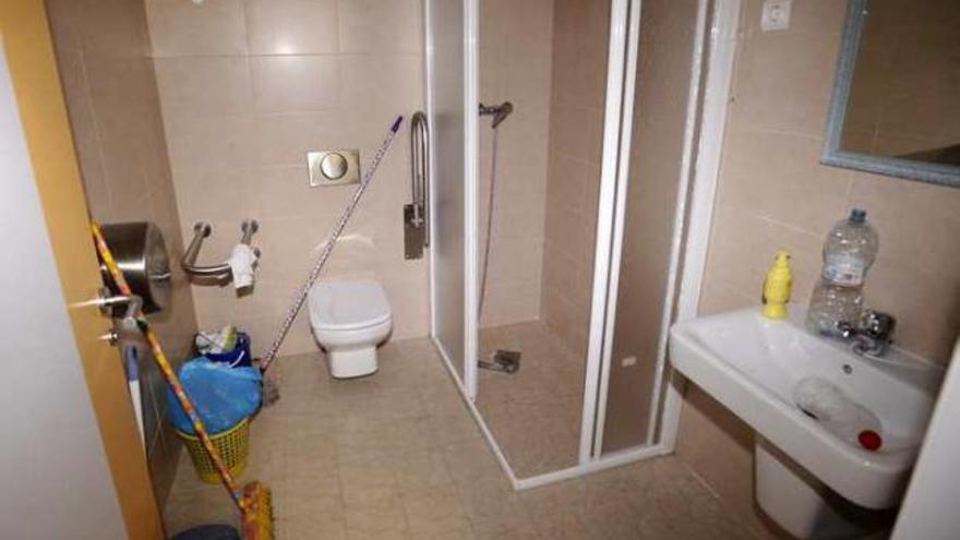 El aseo de minusválidos del centro social es la ducha de los agentes y el cuarto de la limpieza.