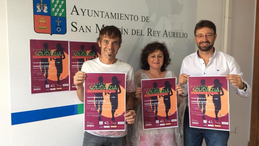 Por la izquierda, Honorino Montes, concejal de Deportes; Nieves Fernández, del Patronato de Deportes; y el alcalde Enrique Fernández, en la presentación de la prueba.