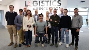 Blanca Sorigué (tercera por la izquierda) y Pere Navarro (a su lado, en segunda fila), junto a los emprendedores que se incorporan a la incubadora