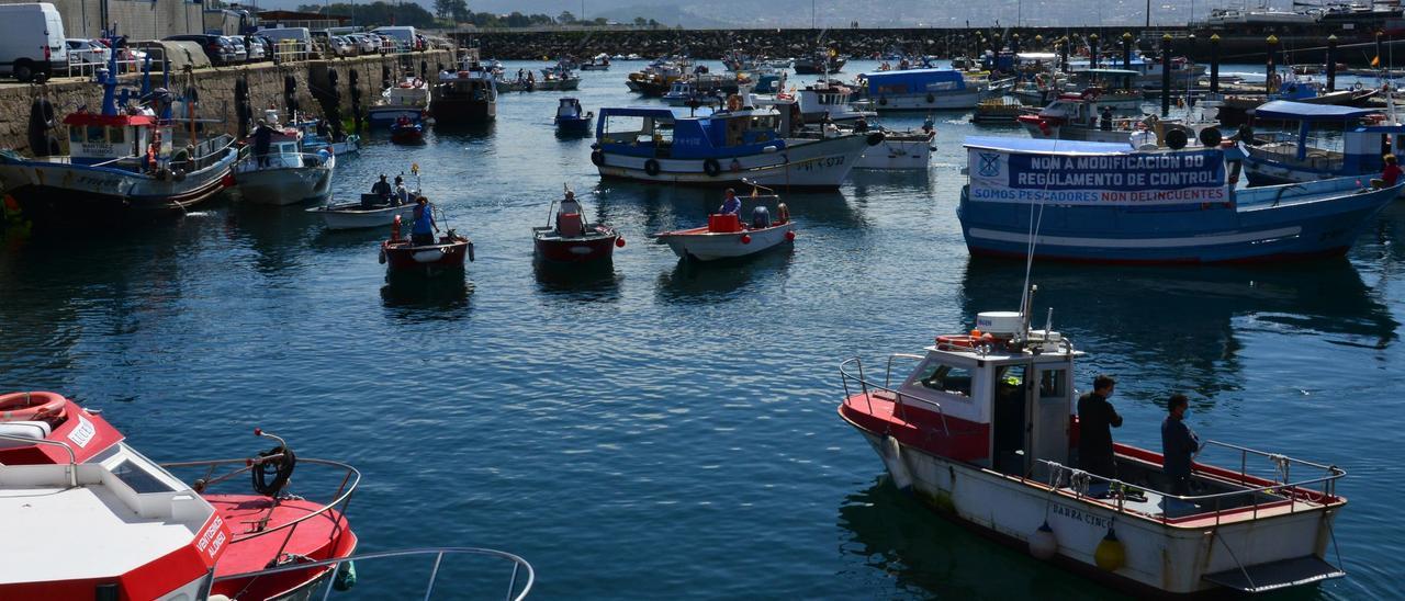 Barcos de bajura protestando por el nuevo reglamento de control.