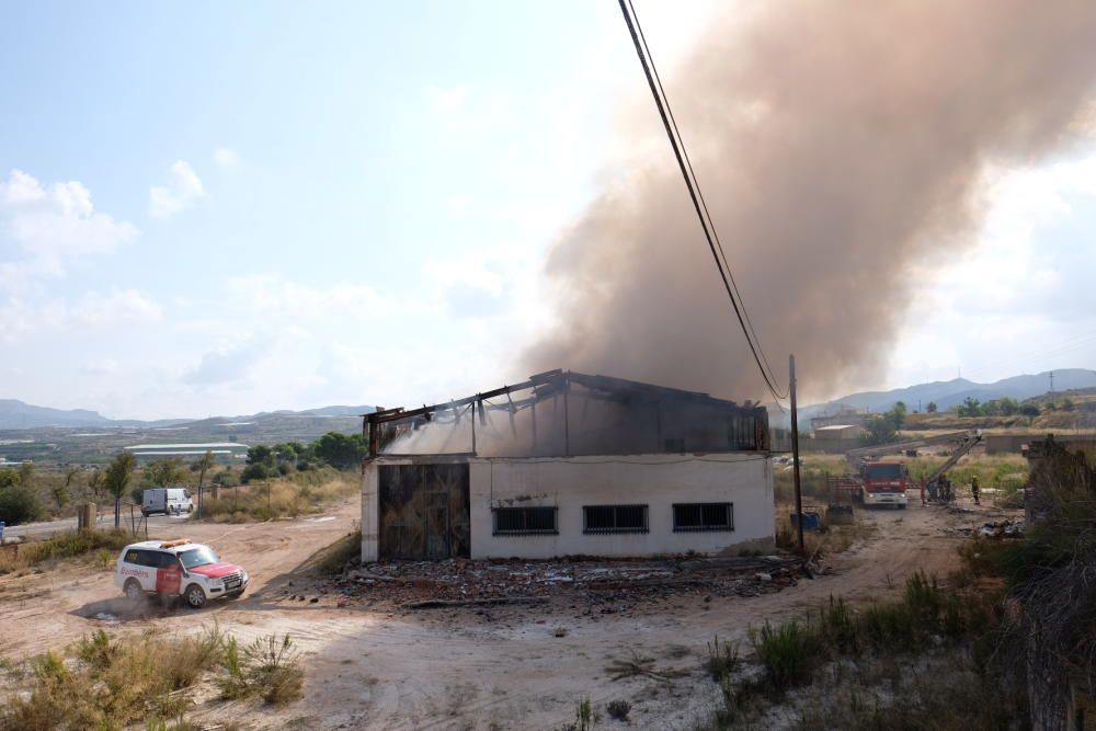 Arde una nave industrial en Aspe