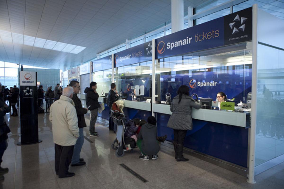 Passatgers de Spanair, davant els taulells de la companyia, dissabte, a l’aeroport del Prat. Passatgers de Spanair, davant els taulells de la companyia, dissabte, a l’aeroport del Prat.