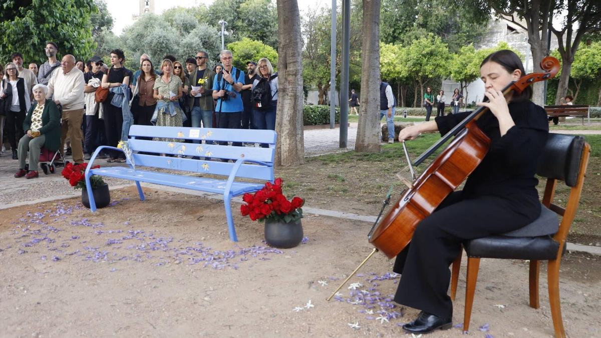 Un momento del homenaje el homenaje a Samuel y a María del Carmen Abril Vega, víctimas cordobesas del accidente de Adamuz, con el banco azul contra el olvido en los jardines de Orive.