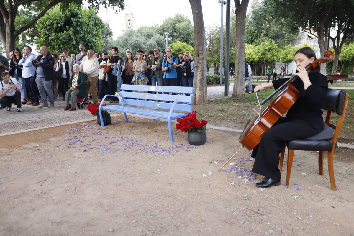 Un momento del homenaje el homenaje a Samuel y a María del Carmen Abril Vega, víctimas cordobesas del accidente de Adamuz, con el banco azul contra el olvido en los jardines de Orive.