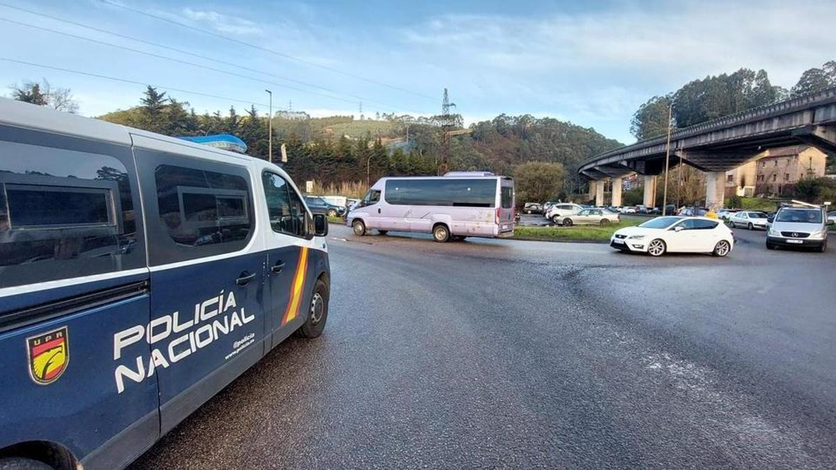 VÍDEO: Grandes retenciones al tráfico en la AS-19 por un piquete en el acceso en la factoría de Arcelor en Gijón
