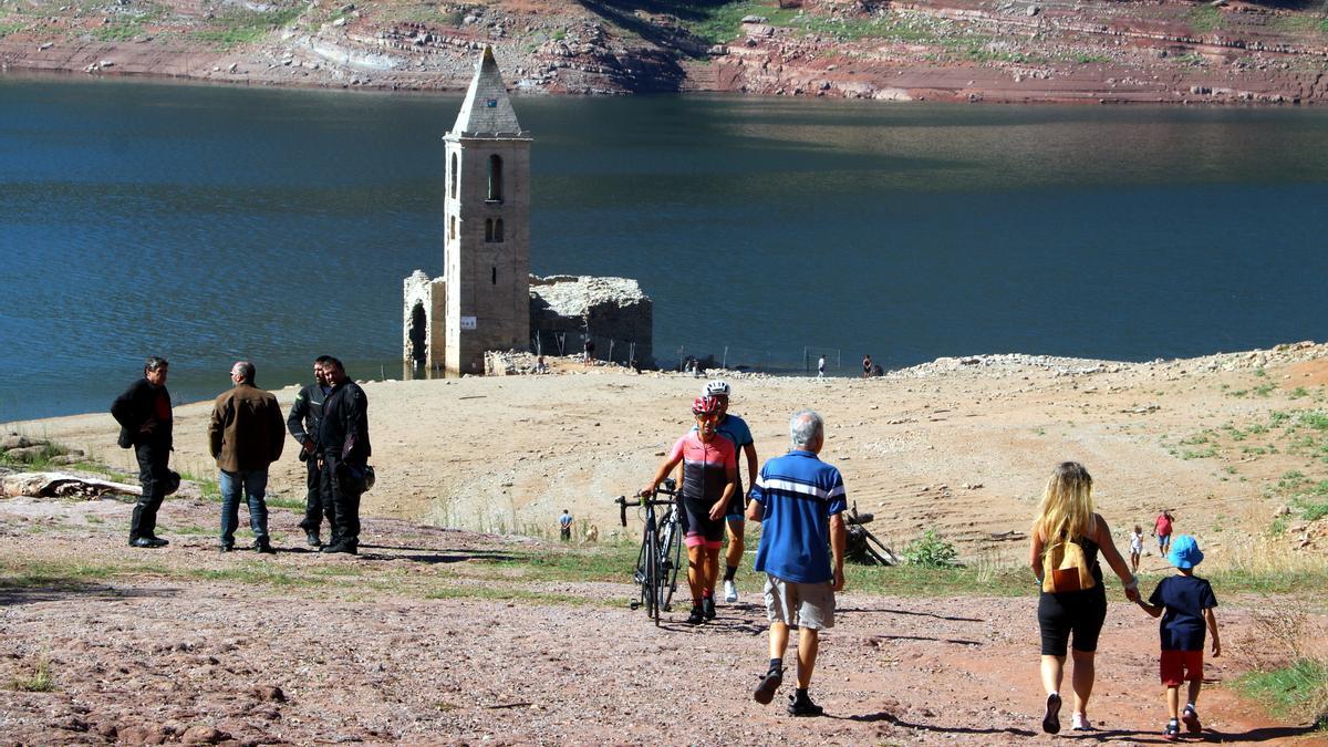 El pantà de Sau, amb visitants, fa poques setmanes.