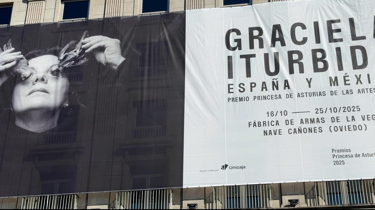 Los Premios Princesa transforman la fachada de un emblemático edificio de Oviedo: la Fundación agota en horas las entradas par la primera tanda de actividades