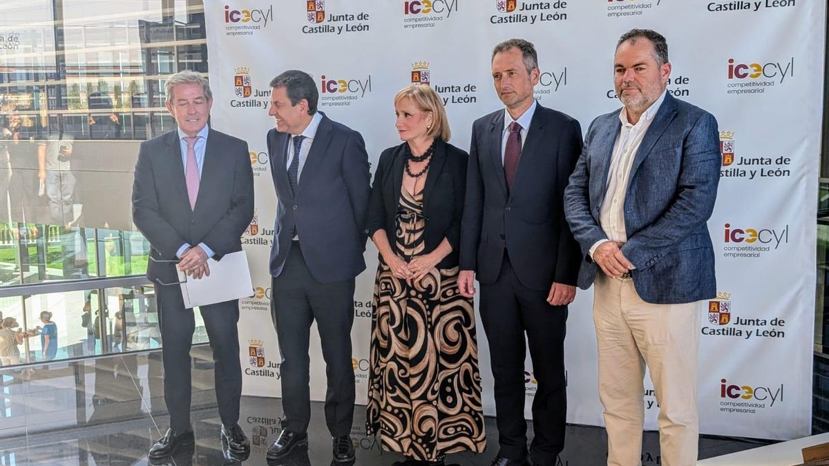 Por la derecha, Carlos Paniceres, David González, Leticia García, Carlos Fernández y Javier Vega, tras la firma del acuerdo.
