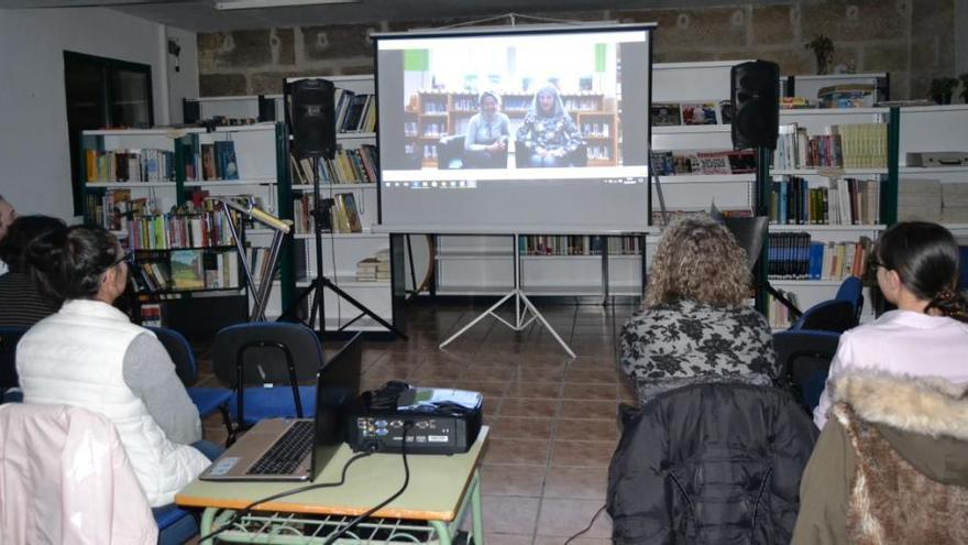 Uno de los recitales poéticos organizados en la Axencia de Lectura de Meiro.