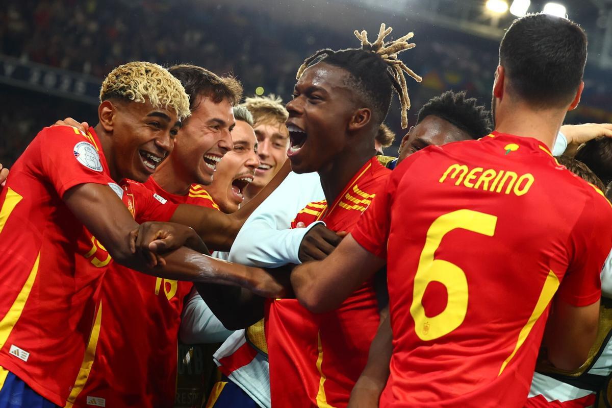 Los jugadores españoles celebran un gol durante la semifinal de la UEFA Nations League de 2025, contra Francia.