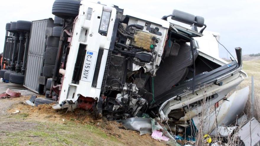 Grave el conductor de un camión que volcó en una rotonda de Valladolid