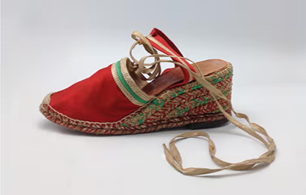 En 1970, junto con Yves Saint Laurent, Castañer lanza la primera alpargata con cuña.