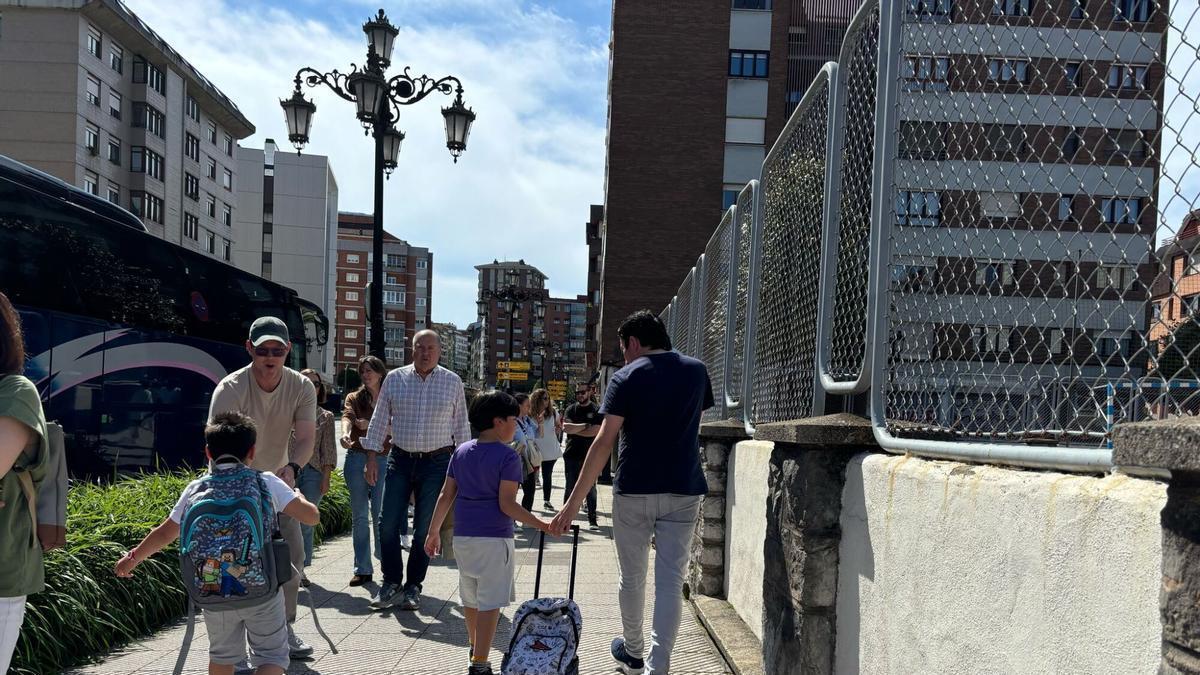 Niños saliendo del colegio Gesta, en Oviedo