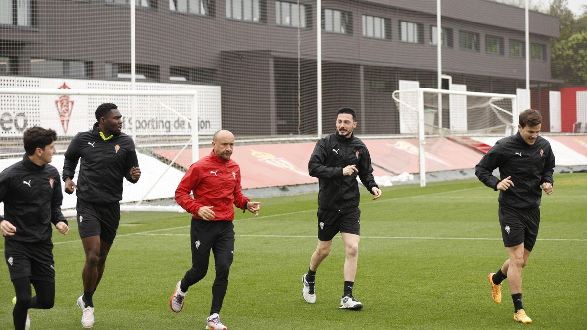 Jugadores durante el entrenamiento. Por la izquierda, Dotor, Caicedo, Lorenzo del Pozo, Bernal y Eric Curbelo.