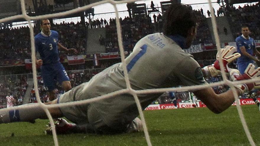 Buffon ataja un disparo durante el partido ante Croacia.