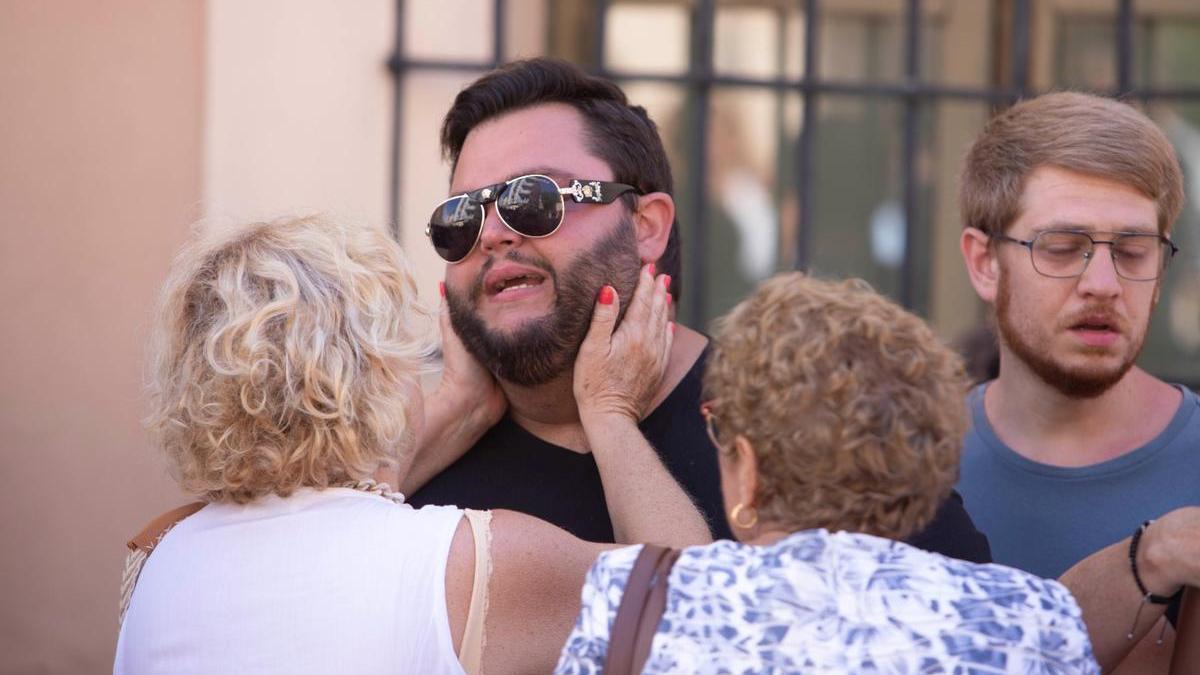 El hijo de Raquel Lorente, esta mañana, en la concentración celebrada en Carcaixent.