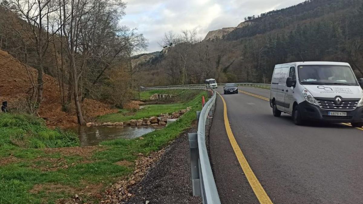 Zona del carril de “bypass” de Casazorrina, con el terreno desprendido a la izquierda. | Sara Arias