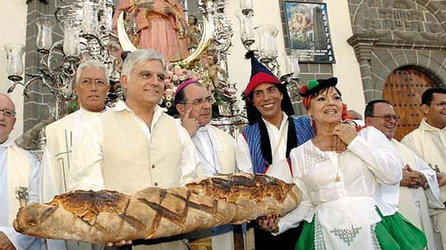 José Miguel Pérez, con el pan en la mano, junto a Francisco Cases, José Vélez y Mary Sánchez.