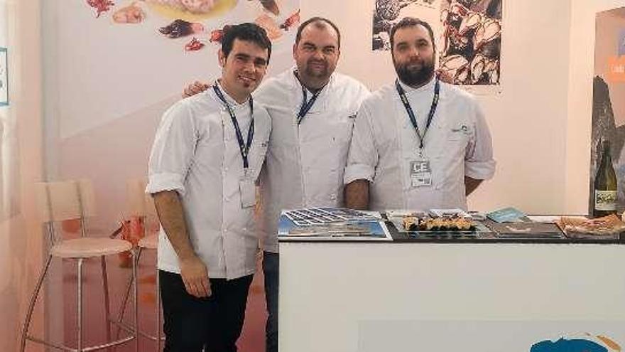 Cocineros coruñeses, en el puesto de A Coruña en Madrid Fusión.