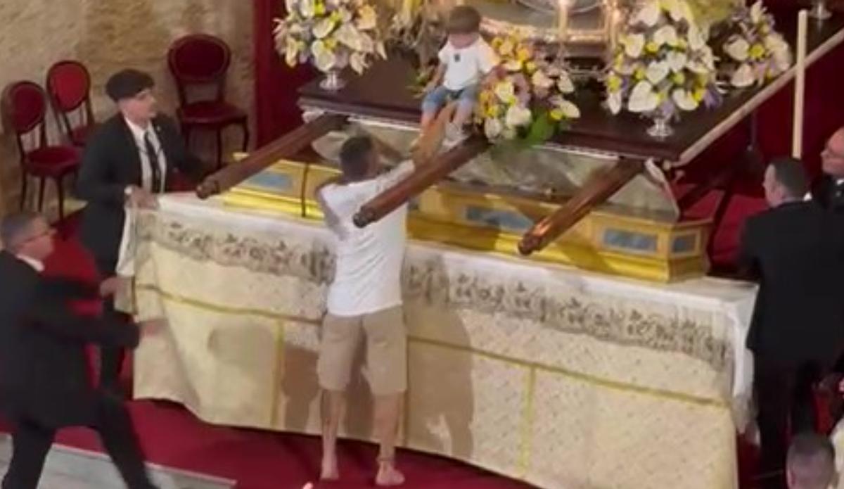 Devoción en Canarias: corre como un poseso en una iglesia y deja a un niño frente a la Virgen del Carmen.