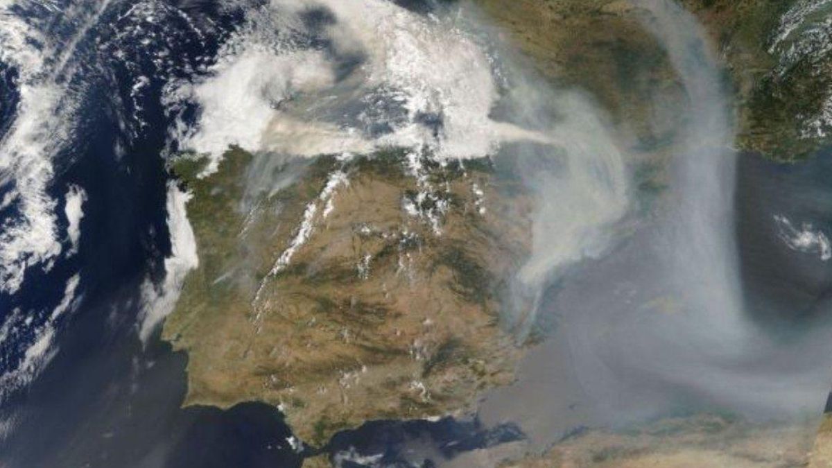 El humo de los incendios condiciona el tiempo en Catalunya y acelera la bajada de las temperaturas