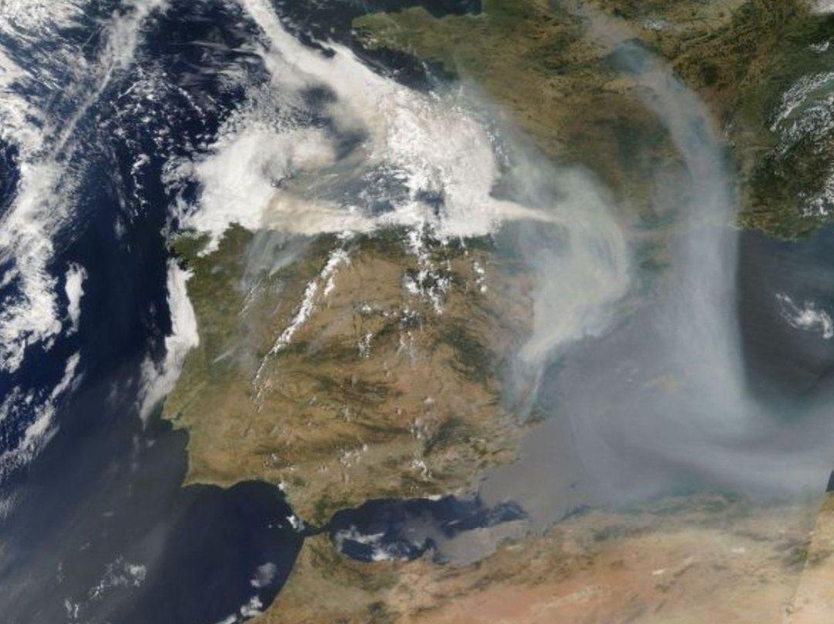 Vista aérea del humo de los incendios.