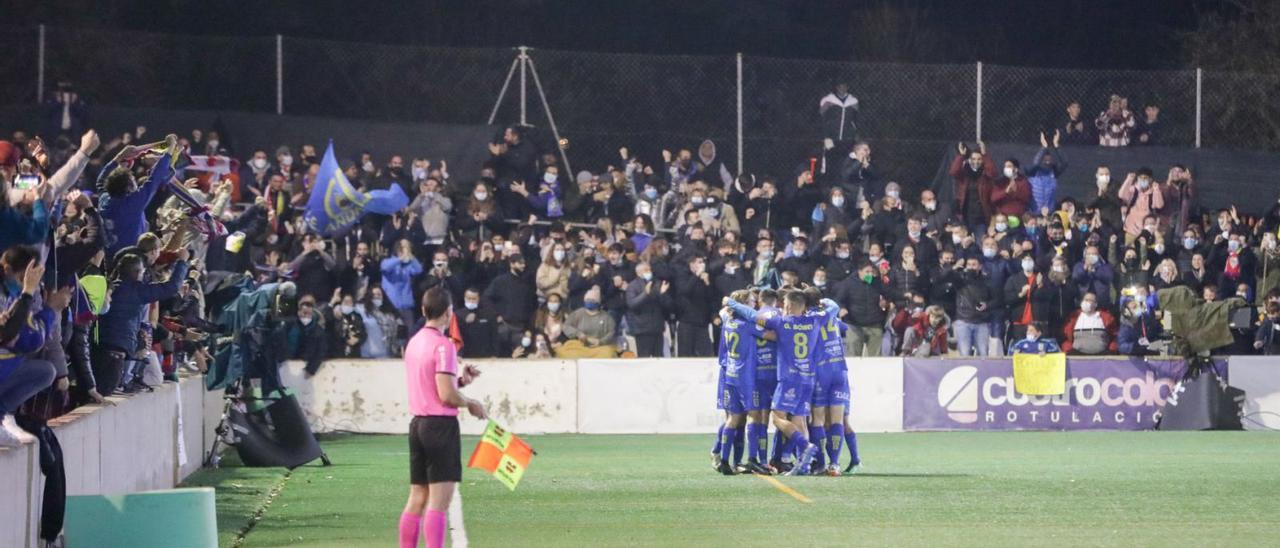 Los jugadores del Andratx celebran el gran gol de Llabrés ante el Sevilla en un Sa Plana que enloqueció. | GUILLEM BOSCH