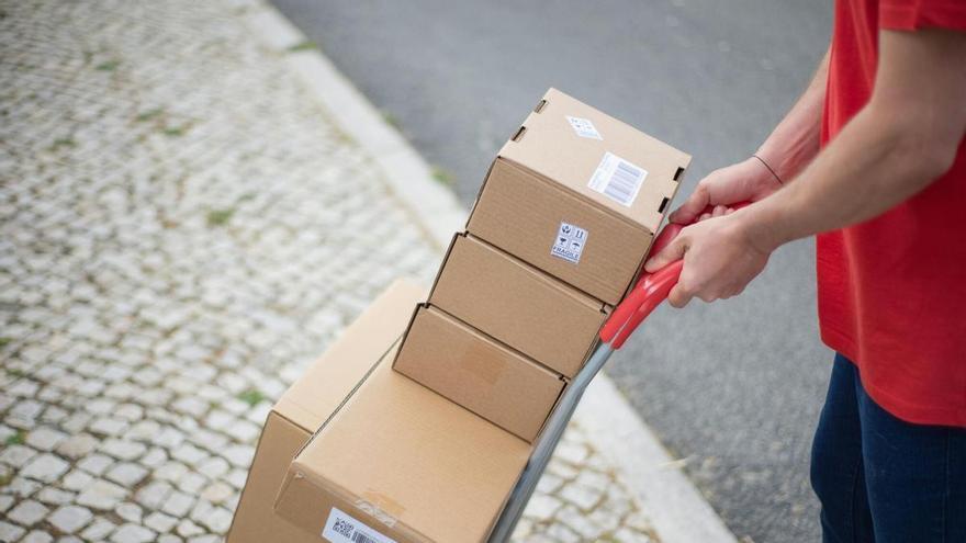 El bum de la paquetería dispara un 50% las reclamaciones ante la Xunta: se acumulan los expedientes por extravíos, daños o retrasos en las entregas