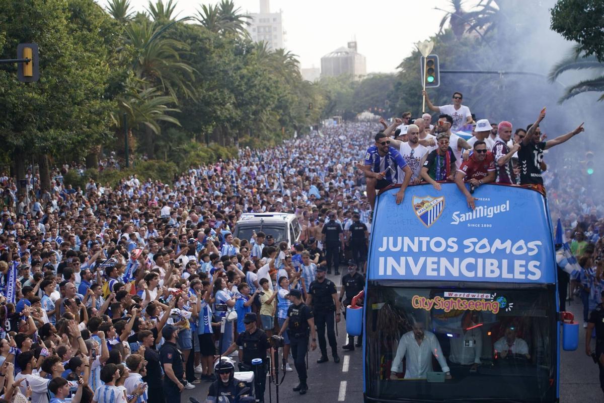 El malaguismo se echa a la calle: las mejores imágenes de la rúa del Málaga CF