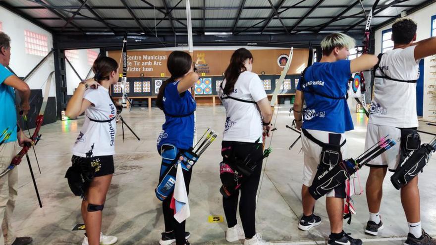 La galería Víctor Juan de Ibiza se queda pequeña para la doble cita insular de tiro con arco