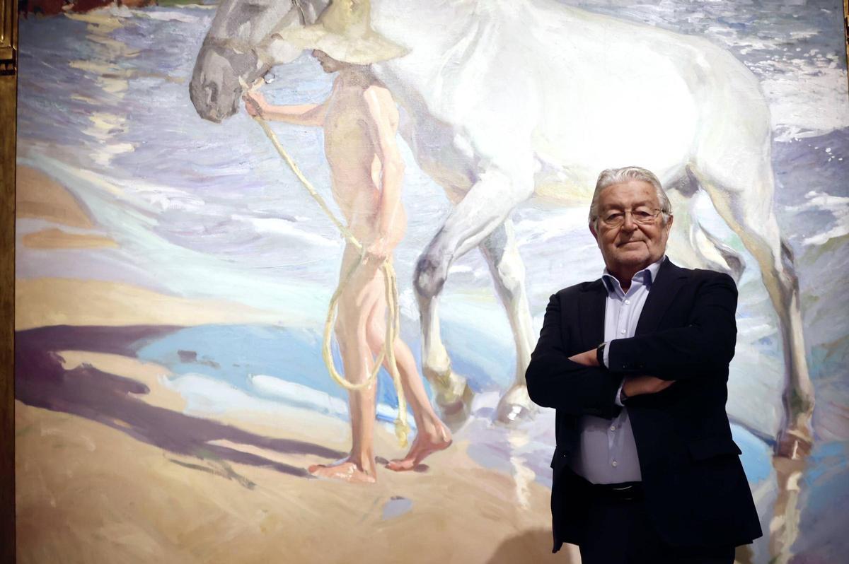 Rafael Alcón, presidente de la Fundación Bancaja, ante "El baño del caballo" de Sorolla