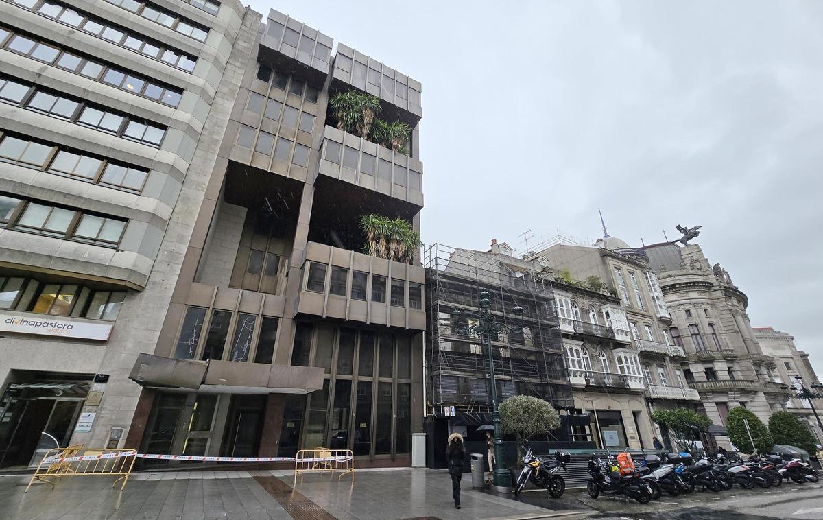 Cae parte de la estructura de un edificio abandonado junto a Porta do Sol