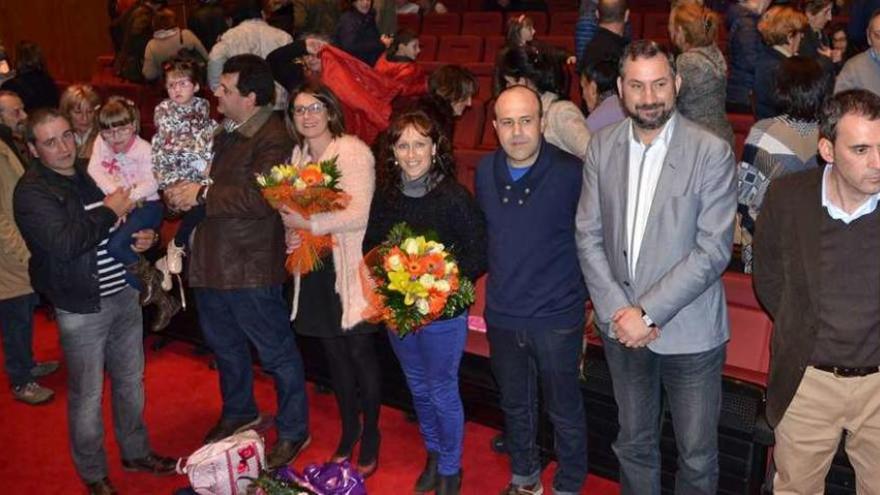 Marta y Sofía con sus padres, las madres, Alejandro Da Cuña, Marcos Besada y Enrique Cabaleiro. // J. V.