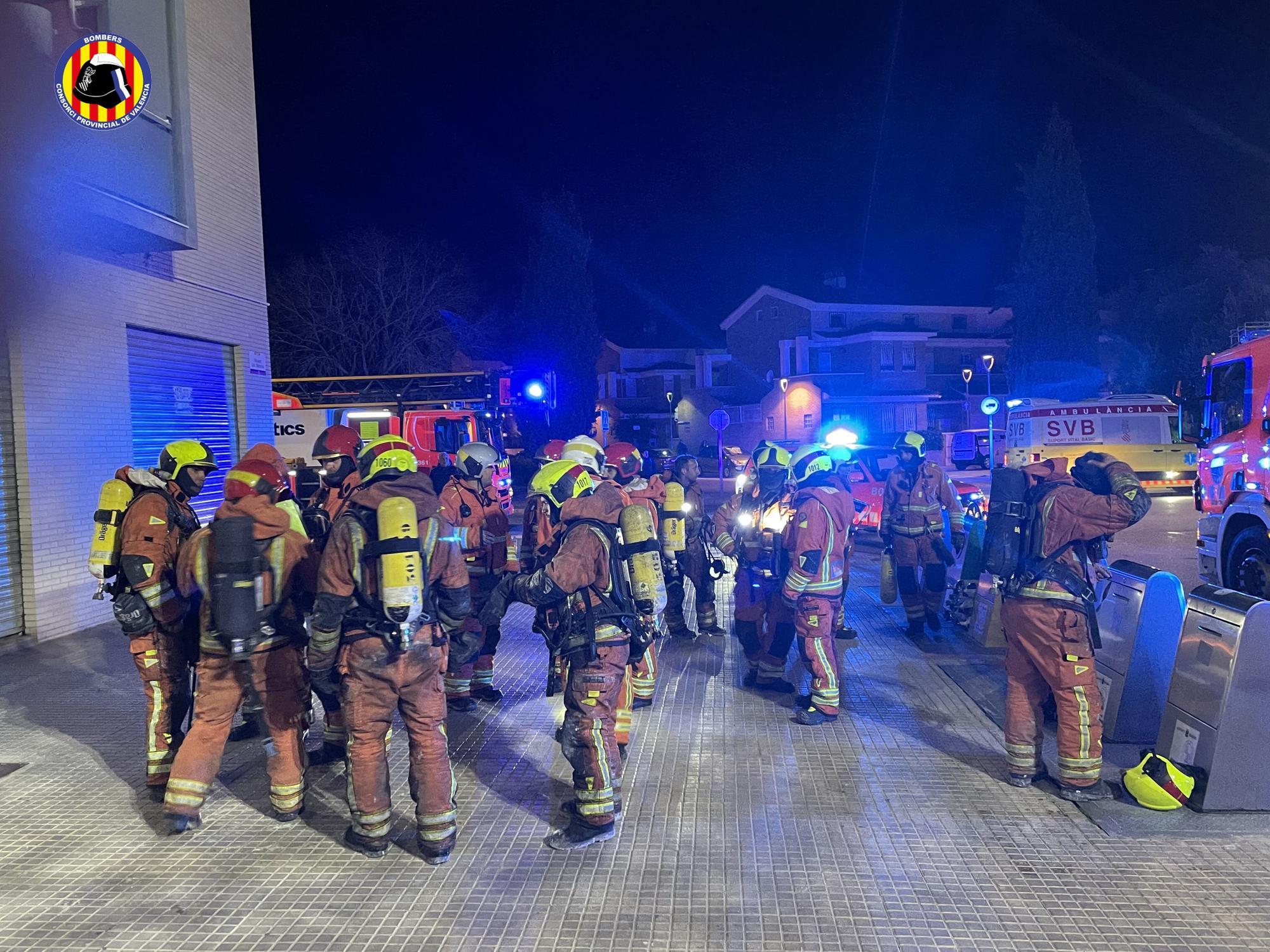 Un incendio en un garaje obliga a evacuar a más de 100 familias en Alaquàs