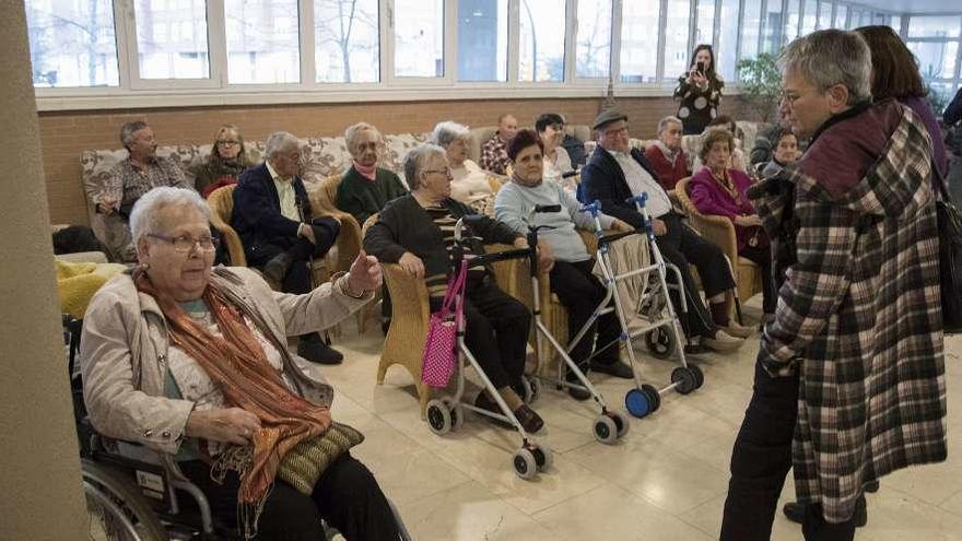 A la derecha, la alcaldesa, Ana González, durante su visita a la residencia Ballesol de Montevil.