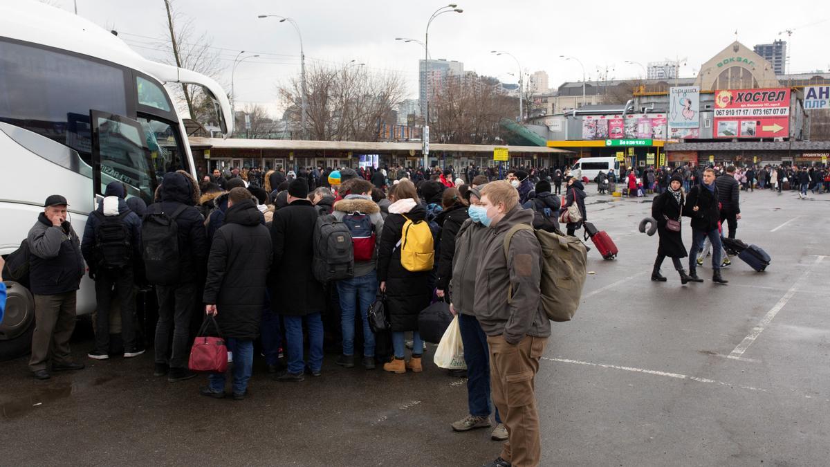 Ciudadanos ucranianos tratan de salir de Kiev.