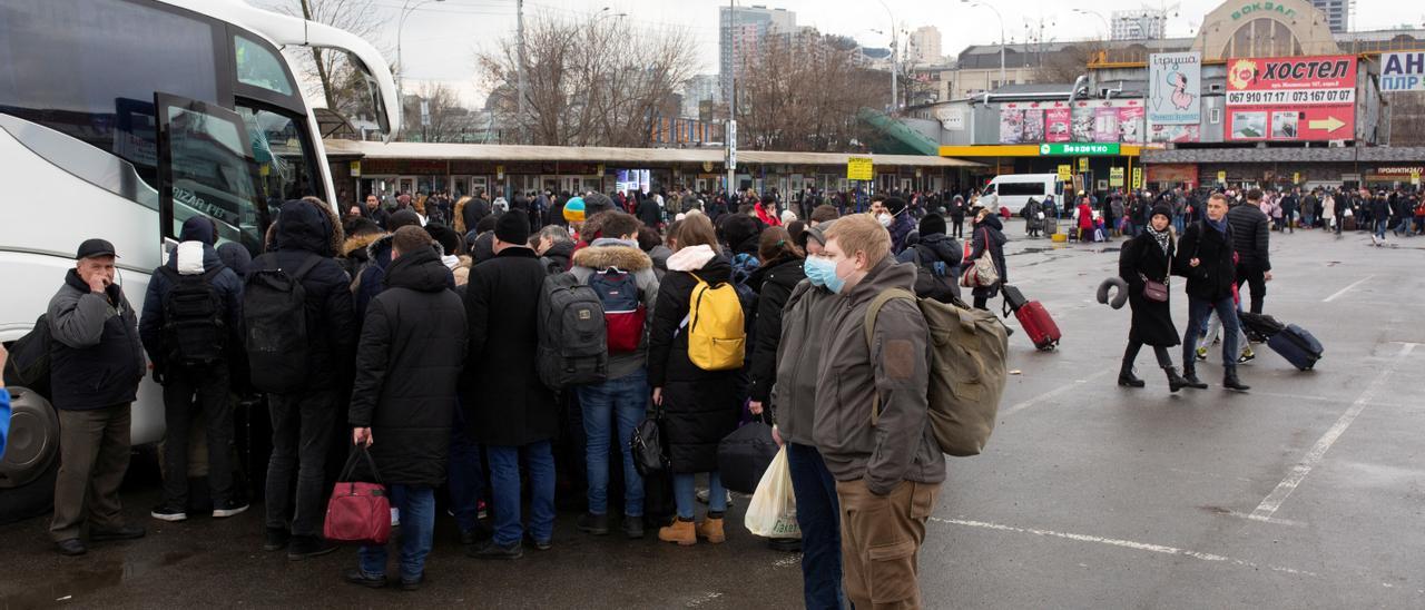 Ciudadanos ucranianos tratan de salir de Kiev.